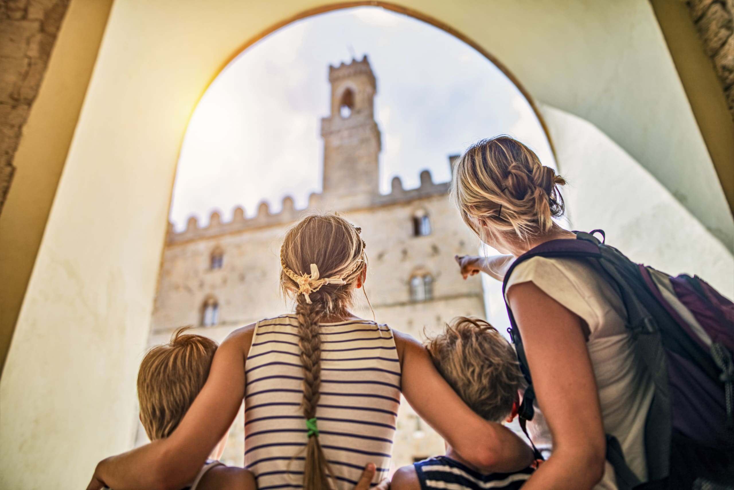 Gruppo di persone che guarda un monumento